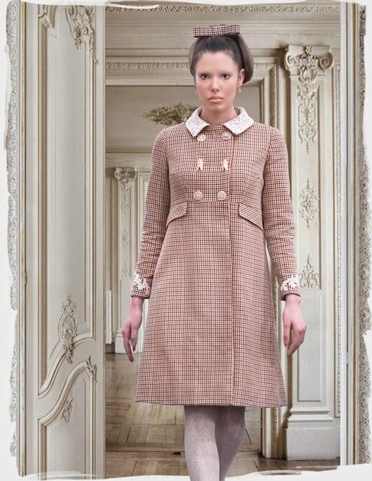 wool coat with details in lace